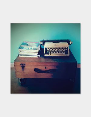 Typewriter und Zeitschriften Schreibmaschine auf Koffer