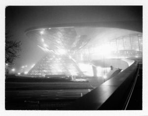 Schwarzweiss Fotografie von der BMW Welt bei Nacht im nebligen München