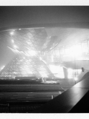 Schwarzweiss Fotografie von der BMW Welt bei Nacht im nebligen München