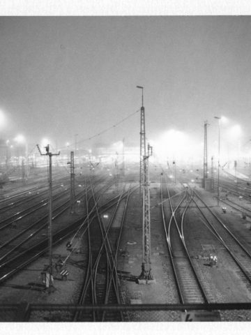 Ausblick auf den Münchener Hauptnahnhof, schwarzweiss Fotografie bei Nacht