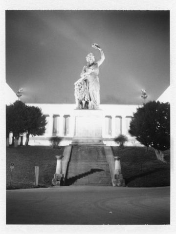 Die Bavaria - weibliche Symbolgestalt und weltliche Patronin Bayerns an der Theresienwiese in München, schwarzweiss Fotografie