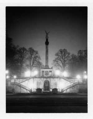 Scharzweiss Fotografie vom friedensengel in München bei Nebel