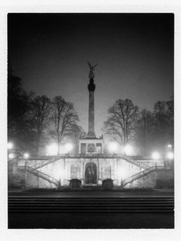 Scharzweiss Fotografie vom friedensengel in München bei Nebel