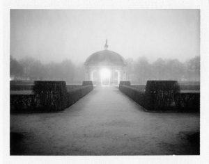 Eine Fotografie vom Hofgarten in München, bei Nacht aufgenommen als es neblig war