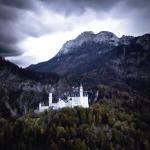 Stimmungsvoller Blick auf das Schloss Neuschwanstein. Fotografie von James Murray.