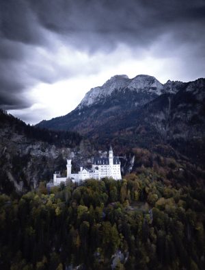 Stimmungsvoller Blick auf das Schloss Neuschwanstein. Fotografie von James Murray.