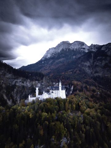 Stimmungsvoller Blick auf das Schloss Neuschwanstein. Fotografie von James Murray.