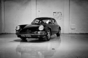 Porsche-James-Murray-Bild-artig Der Porsche 911 T in schwarz-weiß. Fotografie von James Murray.